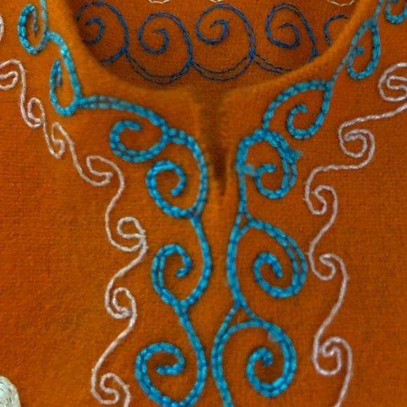 Authenic Ecuadorian wool and embroidered poncho - Picture 9 of 9